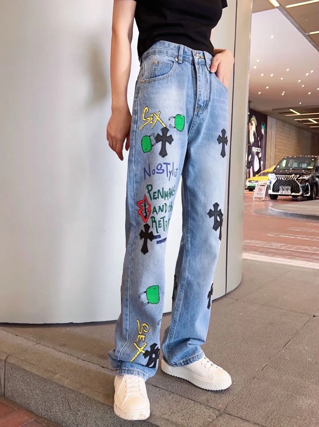 P230 Top version (printed black leather) Top version Chrome Hearts jeans with leather and black denim. As we all know, chromehearts jeans use vintage Levis jeans as the base plate for creation. They usually add their own unique silver buckles and silver ornaments, plus leather embellishments. This is what doubles the value of these vintage jeans, because the base plate is Vintage jeans, jeans themselves have become very soft and comfortable after years of baptism, which can be distinguished from ordinary jeans. Regarding the size, you should also refer to the pants data. Style number: 1255# Color: printed black leather Size: 28 30 32 34 28 Waist 86 Hips 100 Pants length 102 30 Waist 90 Hips 104 Pants length 104 32 Waist 94 Hips 108, pants length 106 34, waist 98, hips 112, pants length 110